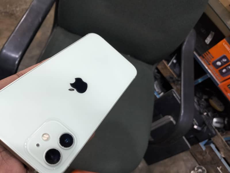 Apple iPhone 12 4