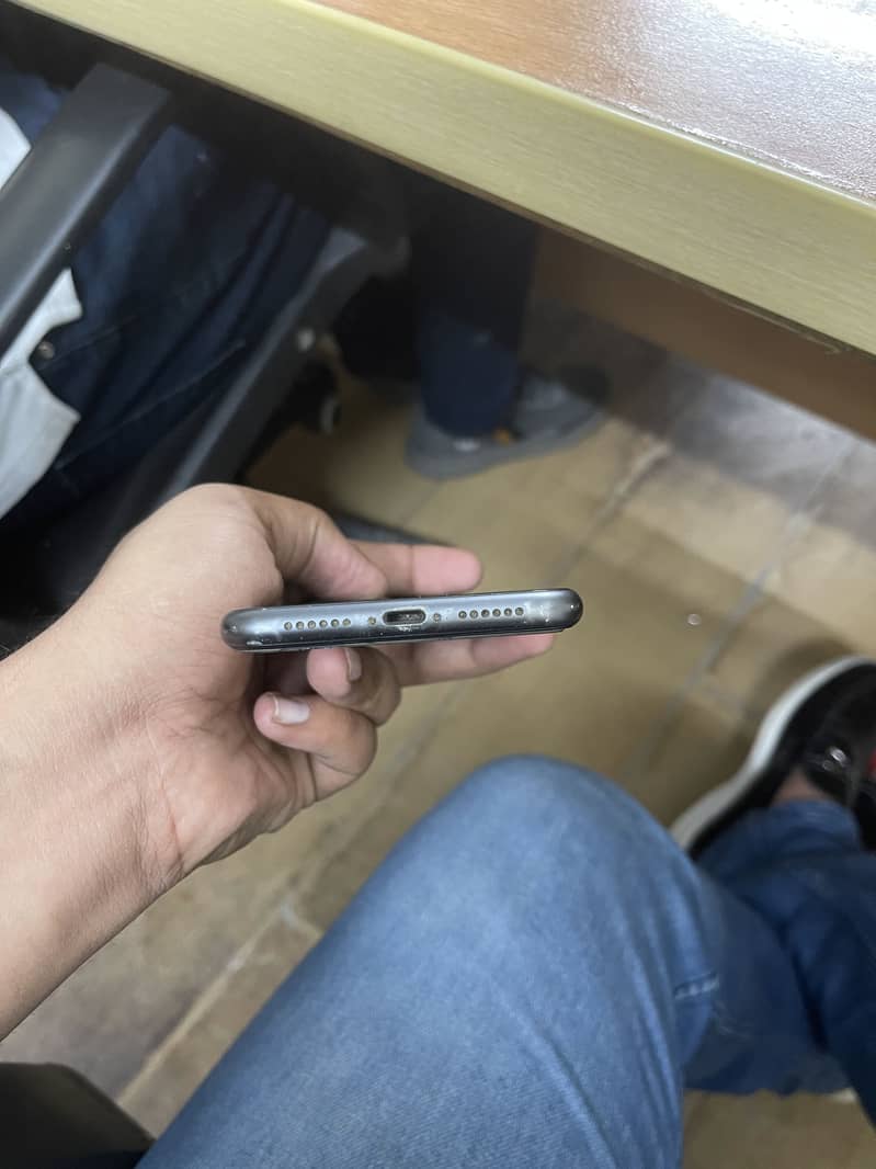 Apple iPhone 11 3