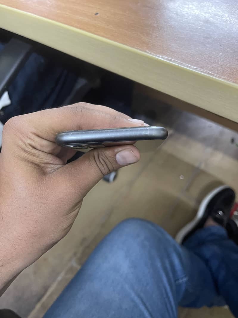 Apple iPhone 11 4