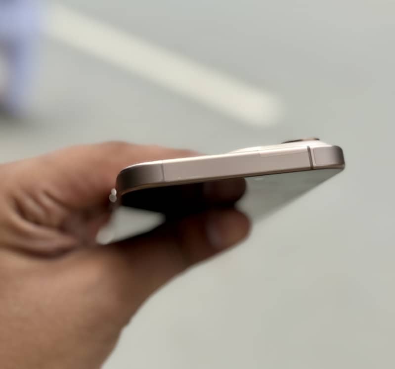 Apple iPhone 16 Pro Max 2