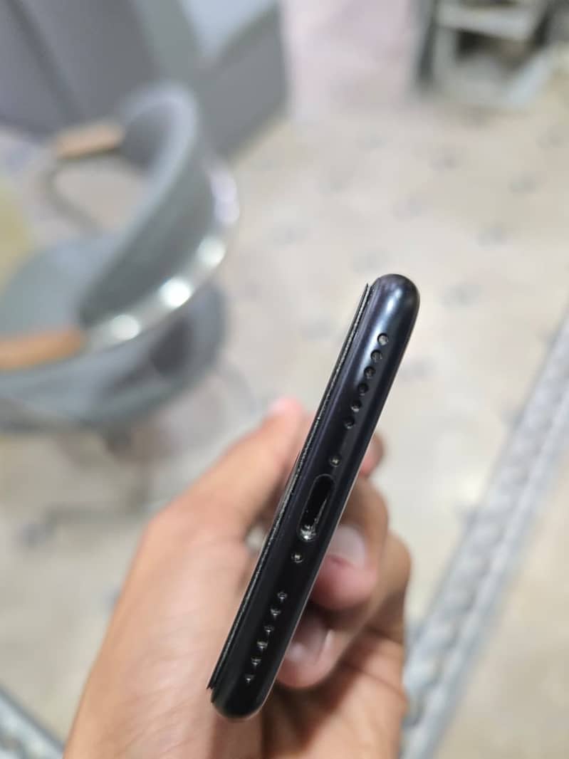 Apple iPhone SE 2 4