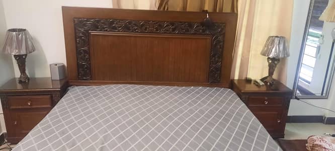 king size bed with 2 sidetables and 1 dressing