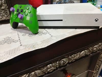 AUSTRALIAN Xbox one s with Minecraft controller never open