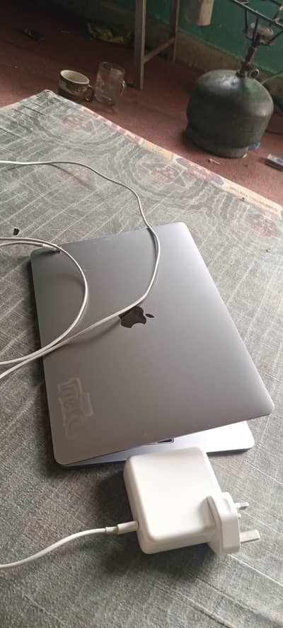 macbook pro 2017, Four Thunderbolt 3 Ports