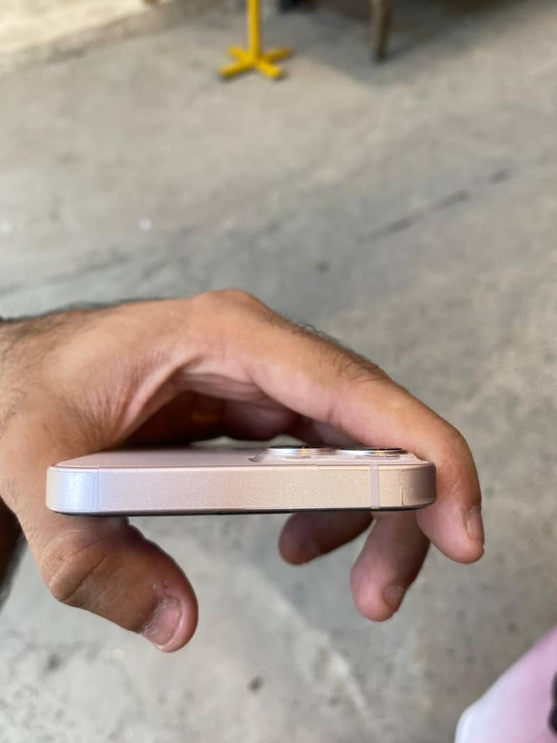 Apple iPhone 13 5
