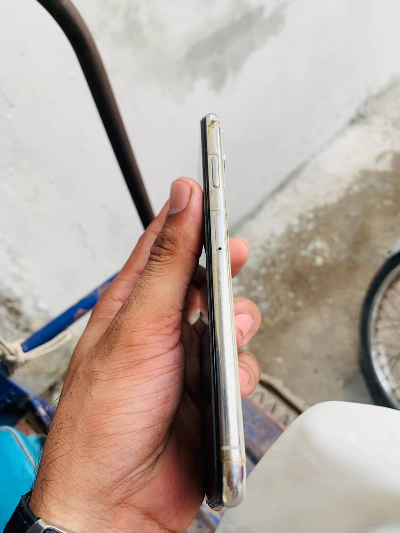 Apple iPhone XS Max 3