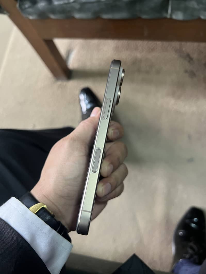 Apple iPhone 16 Pro 3