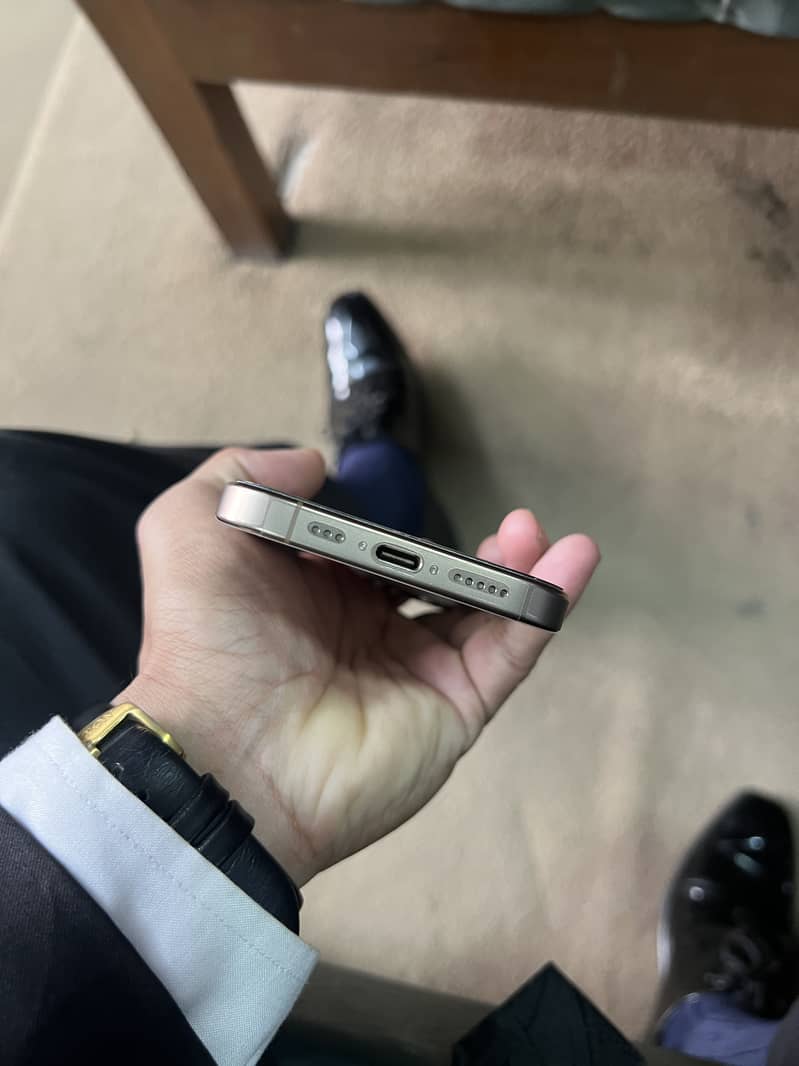 Apple iPhone 16 Pro 4
