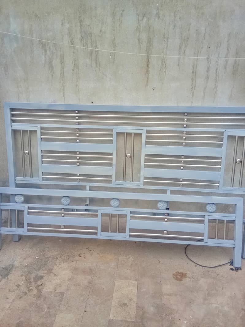iron bed 0