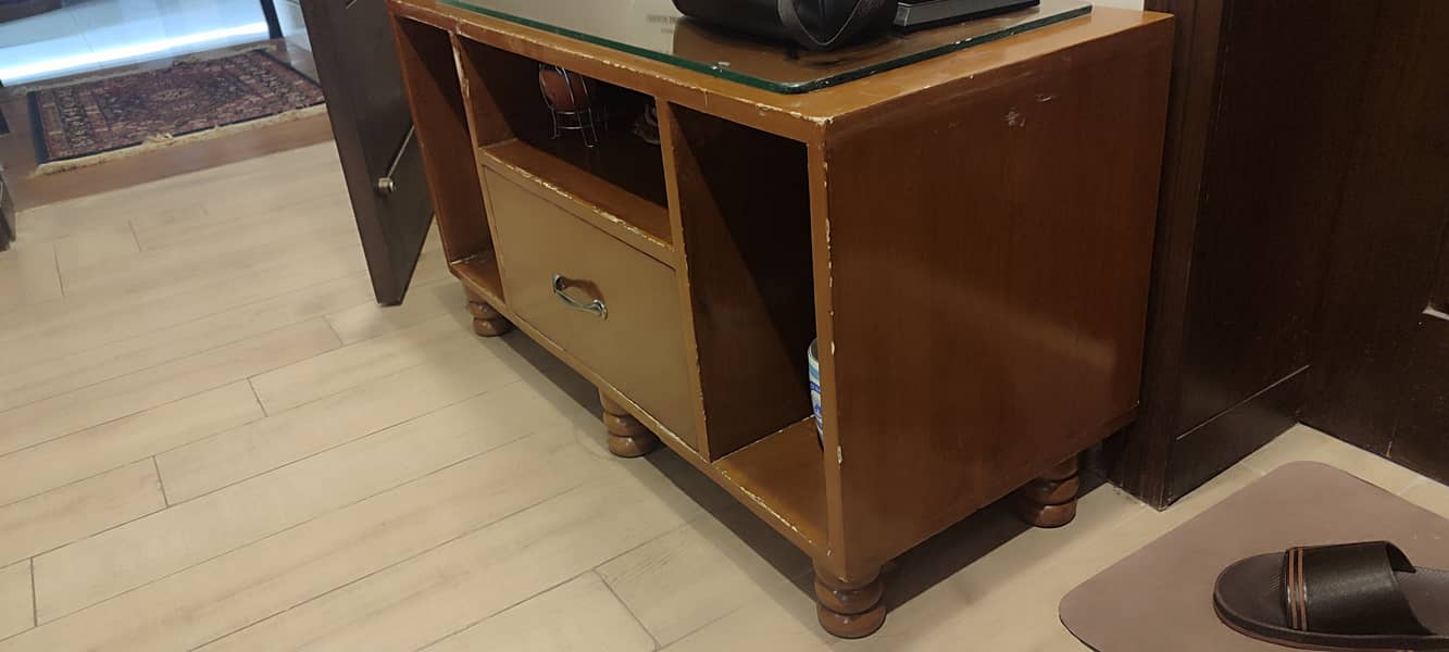 Compact TV console. 1