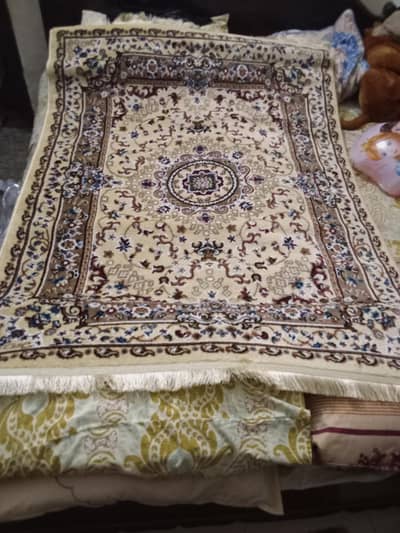 Center Peace Rug 4 Feet Wearth 6Feet Length