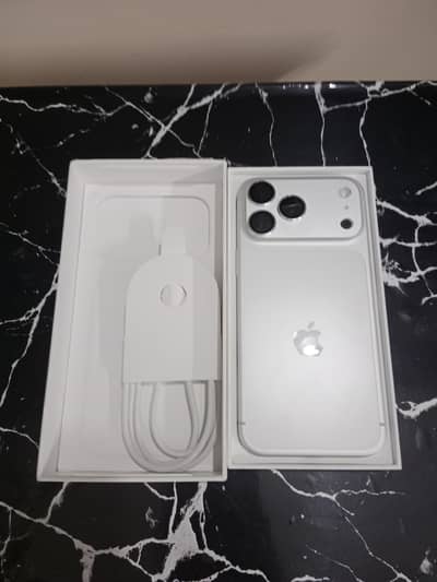 Apple iPhone 17 Pro Max  /  JV