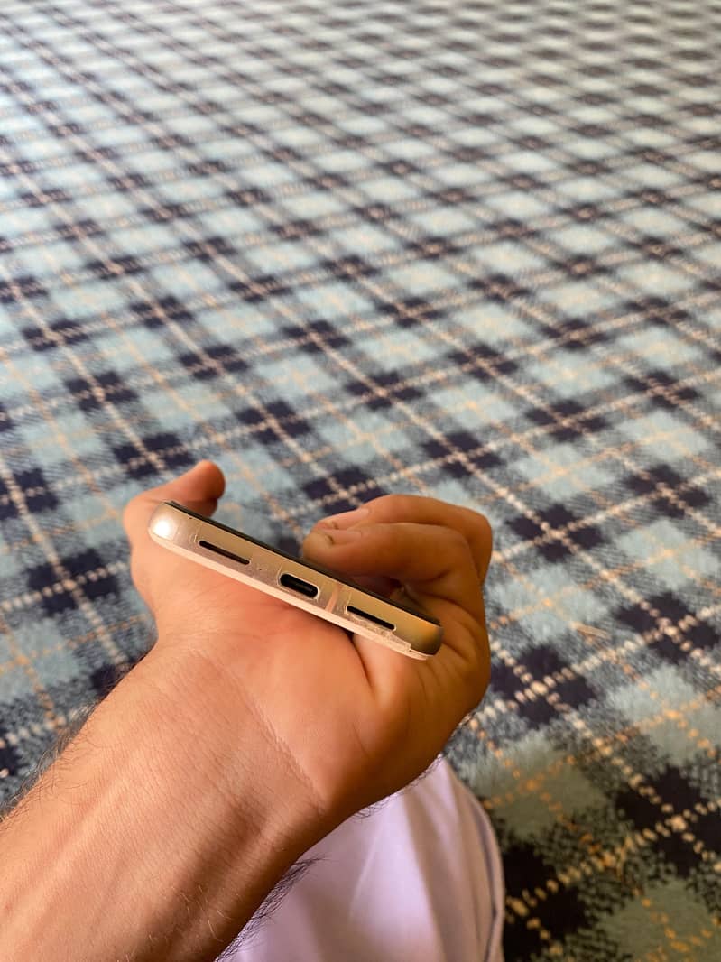Google Pixel 8 4