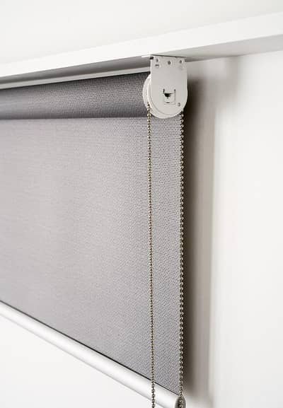 window blinds,wallpaper, wall moulding, wooden floor,artifical grass,