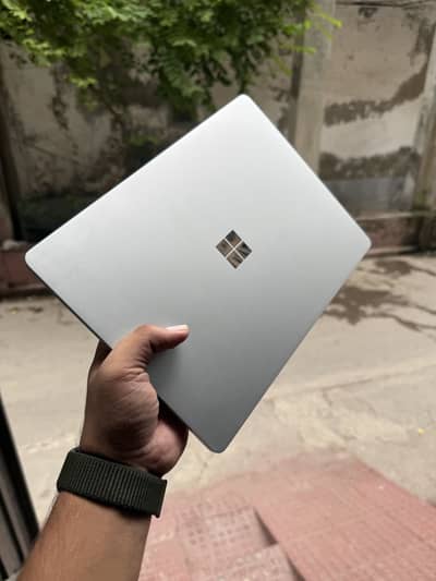Surface laptop go | i5 - 10th gen -| 8gb 256 ssd | tuch display V pro