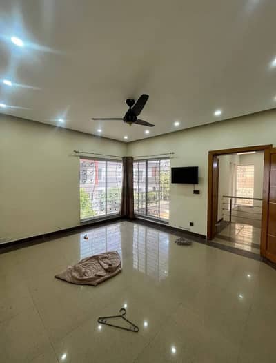 10 Marla Lower Portion For Rent In Janiper Block Bahria Town Lahore