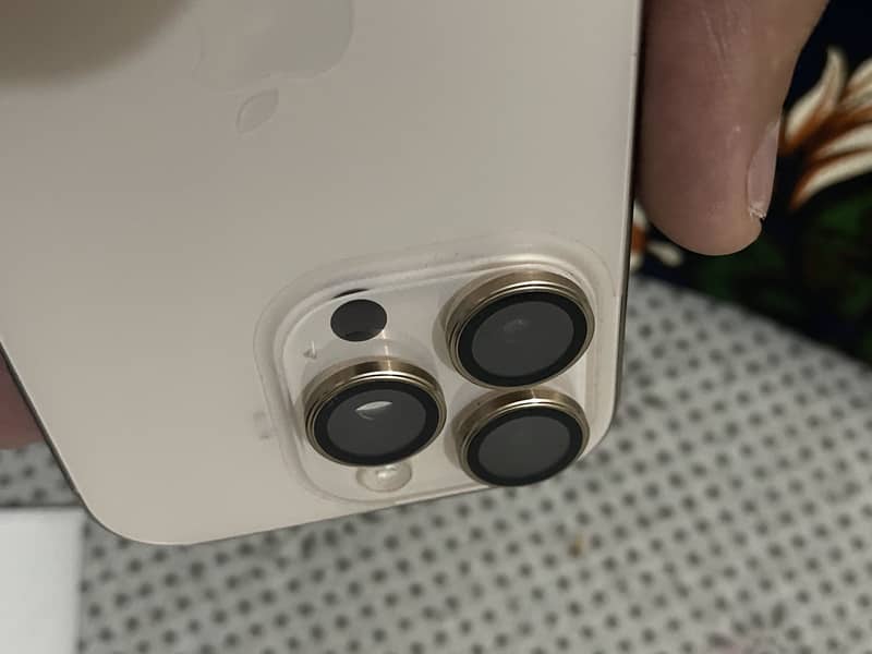 Apple iPhone 16 Pro 1