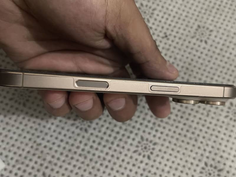 Apple iPhone 16 Pro 2