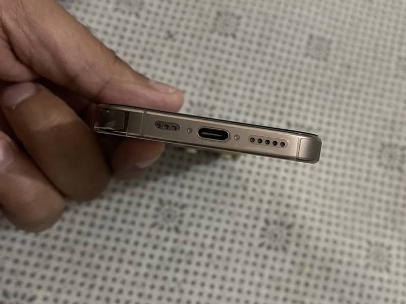 Apple iPhone 16 Pro 3