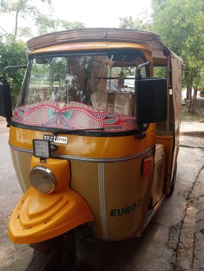 تیز رفتار چھ سیٹر رکشہ