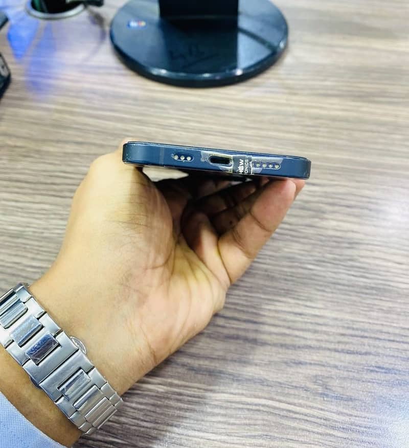 Apple iPhone 12 4
