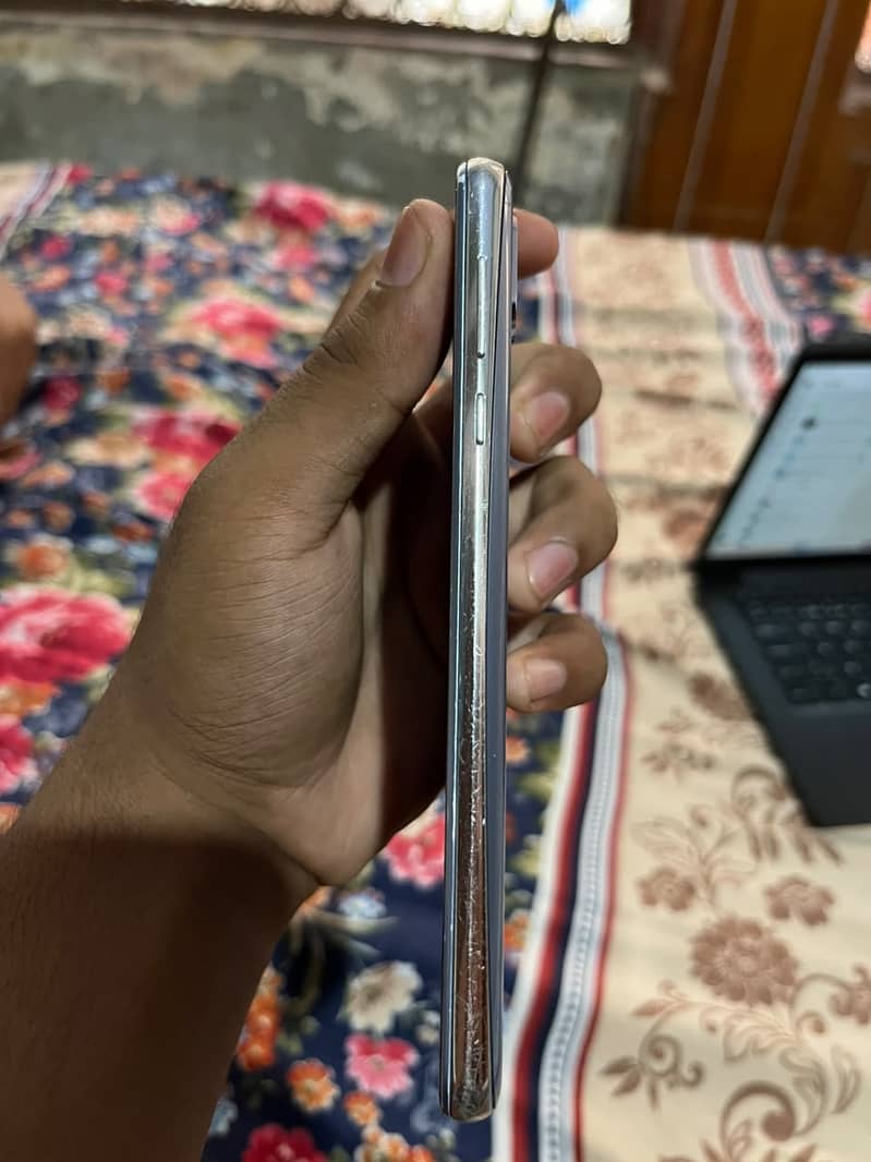 Sharp Aquos R2 3