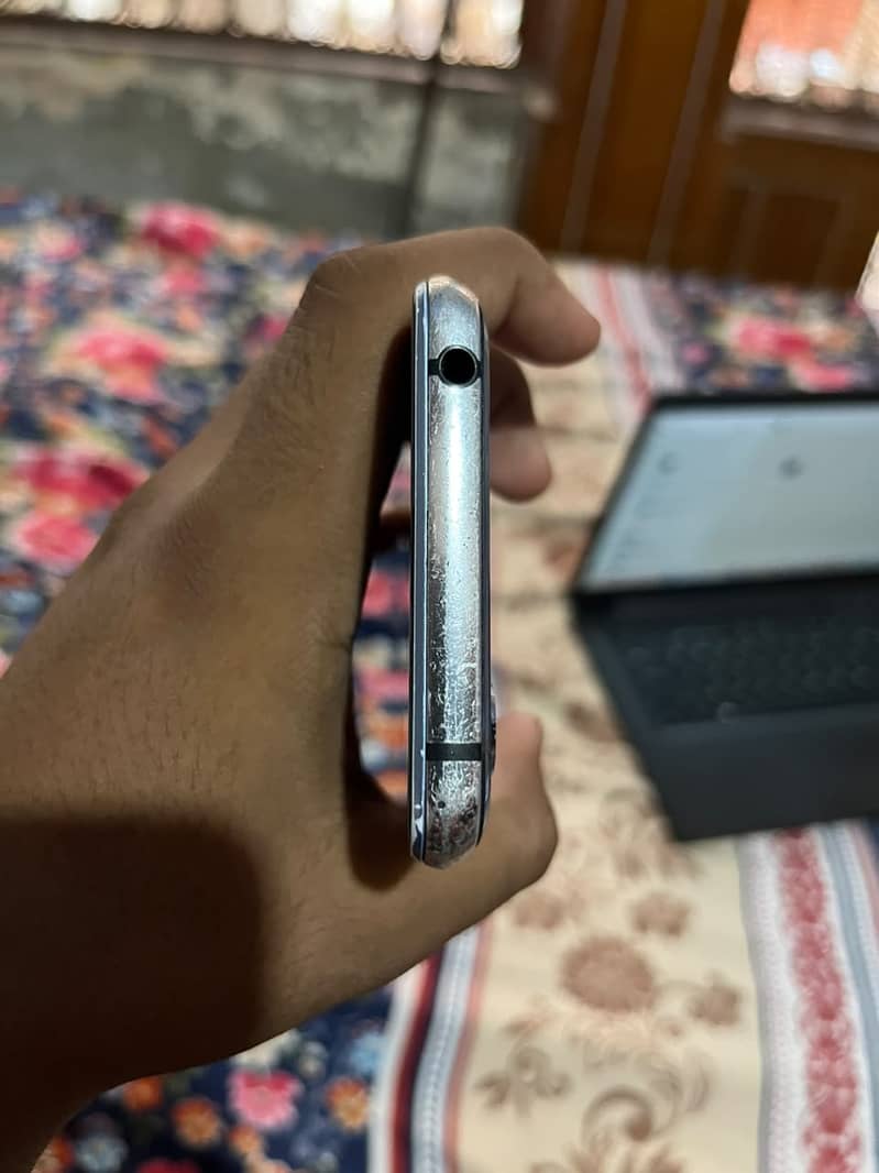 Sharp Aquos R2 4