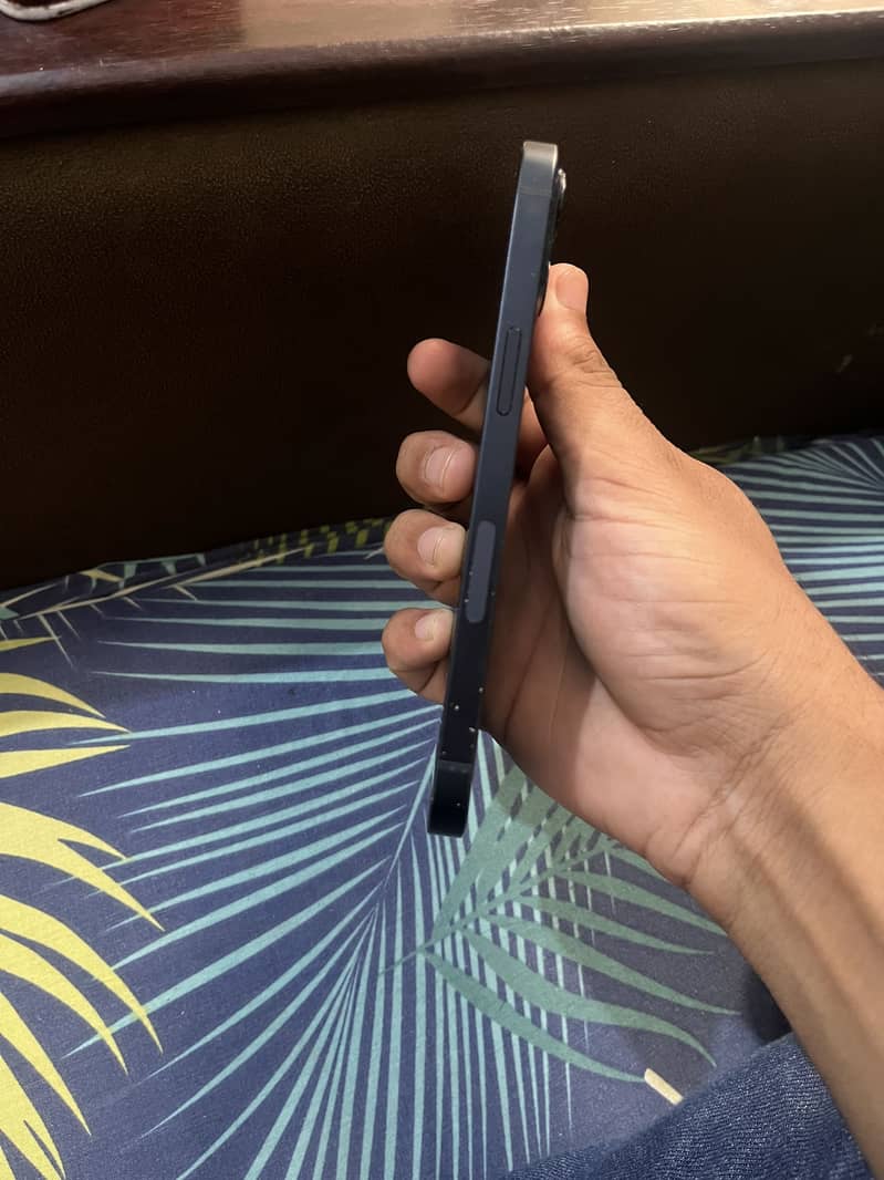 Apple iPhone 13 6