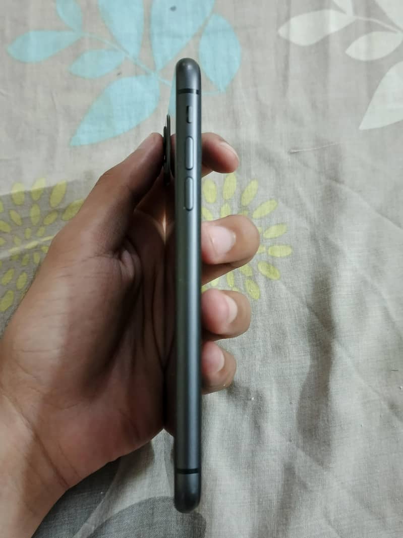 Apple iPhone 11 4