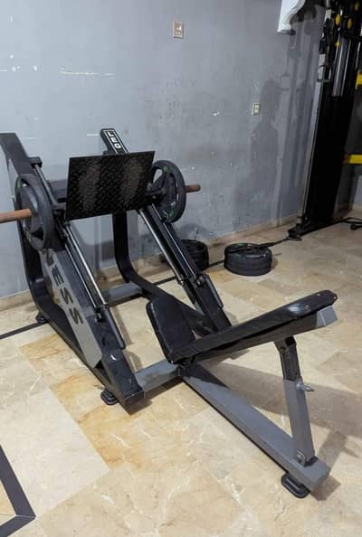 gym machine leg press