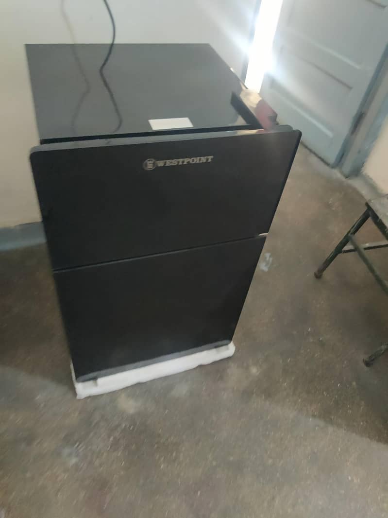 mini fridge 0