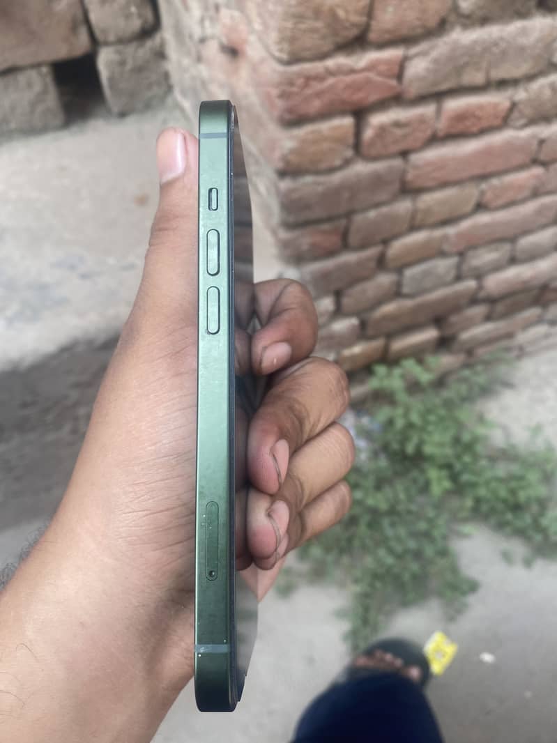 Apple iPhone 13 0