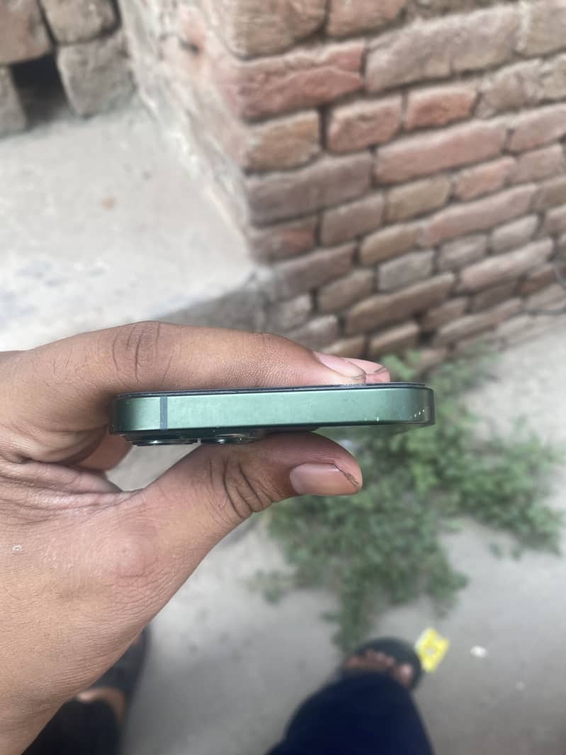 Apple iPhone 13 4