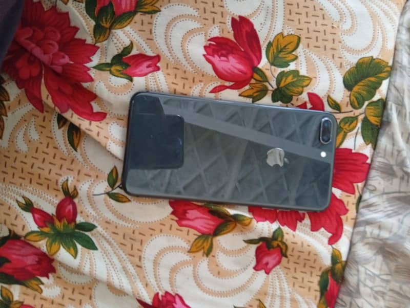 Apple iPhone 8 Plus 1