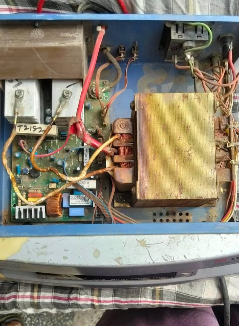 LUMINOUS   875vA 1