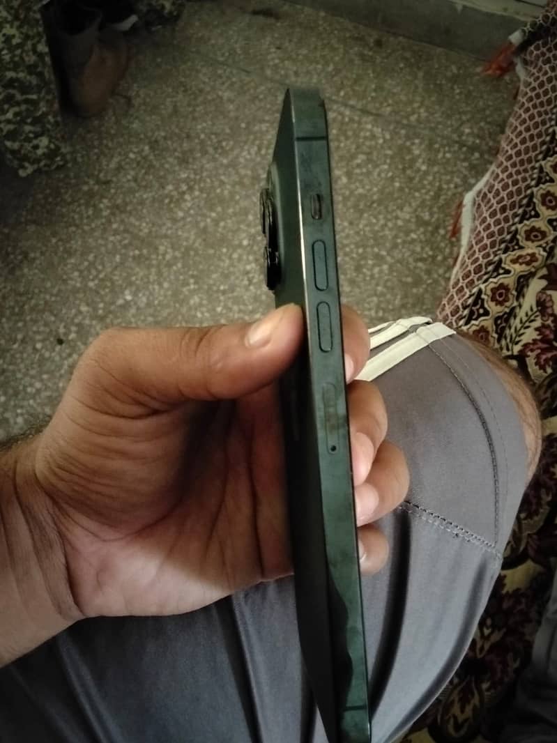 Apple iPhone 13 Pro Max 4