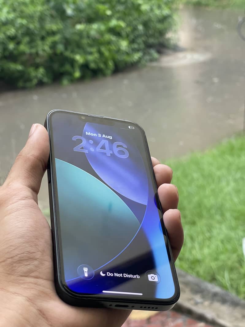 Apple iPhone 13 5