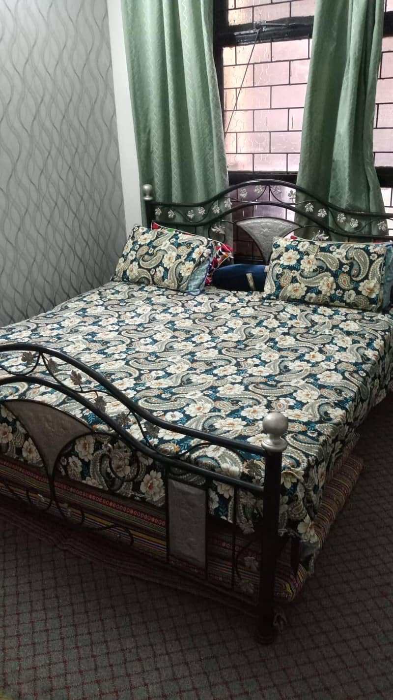 King size. bed 0