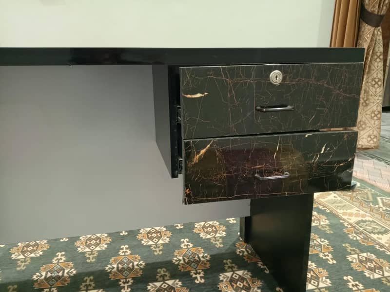 OFFICE/COMPUTER TABLE 1