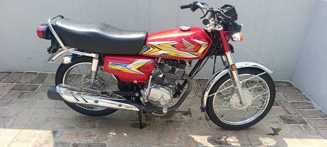 125 red colour 25 model 10/10 condition
