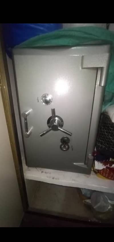 locker. . . tjiori