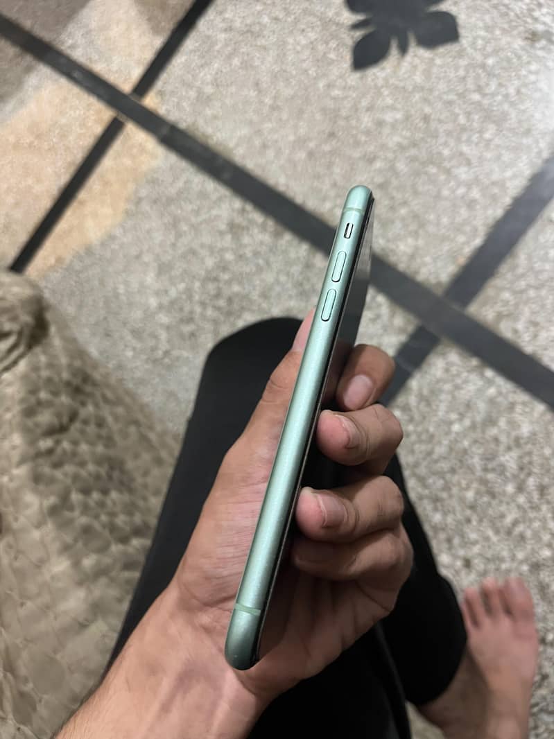 Apple iPhone 11 4