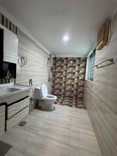 USED BUT EXCELLENT CONDITION OWNER-BUILT 8 MARLA HOUSE FOR SALE IN UMER BLOCK, THE HEART OF BAHRIA TOWN LAHORE