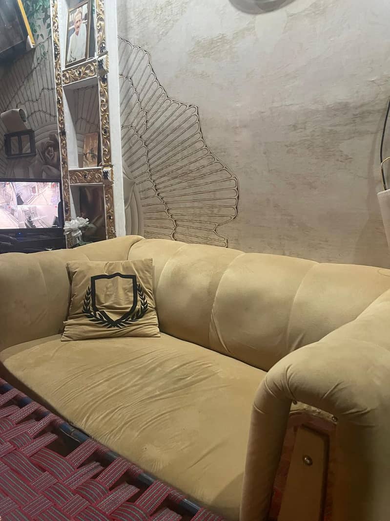 beautiful sofas in best condition 0
