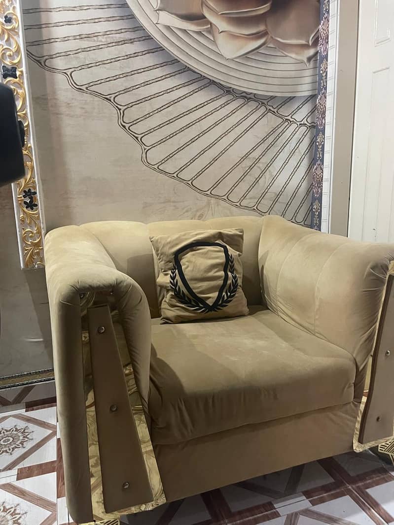 beautiful sofas in best condition 1