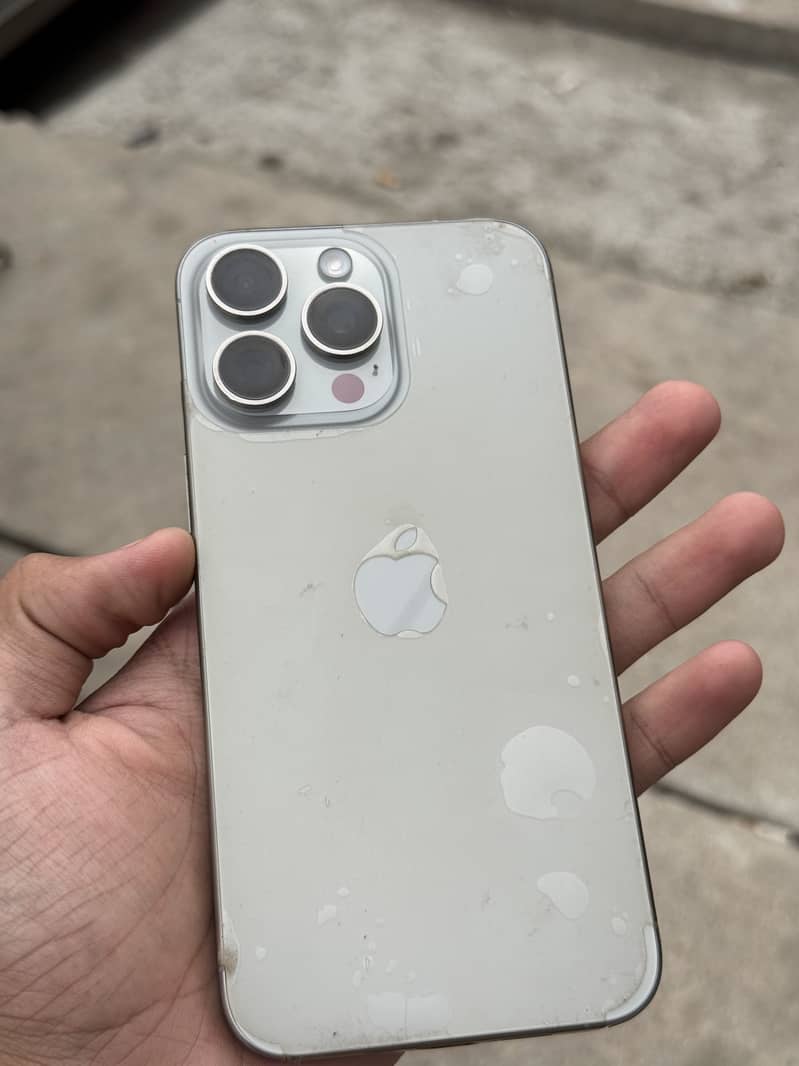 Apple iPhone 15 Pro Max 4