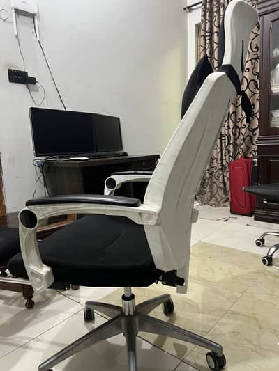 brand new condition gaming chair urgent sale + computer table
