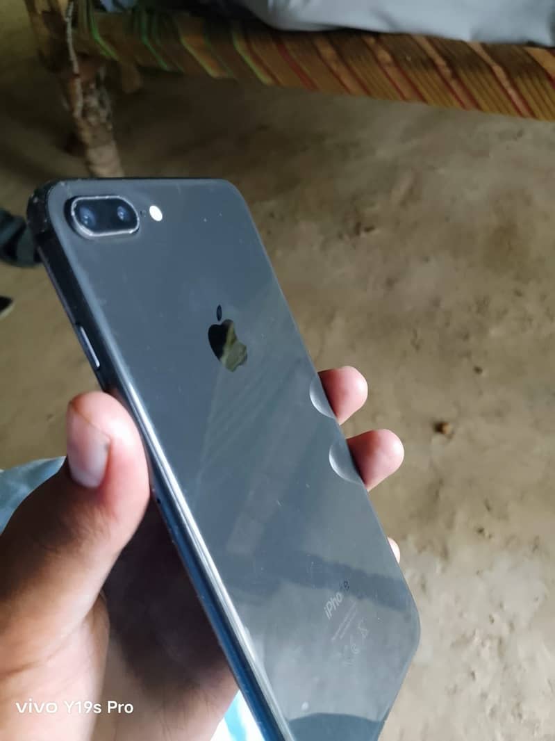 Apple iPhone 8 Plus 1