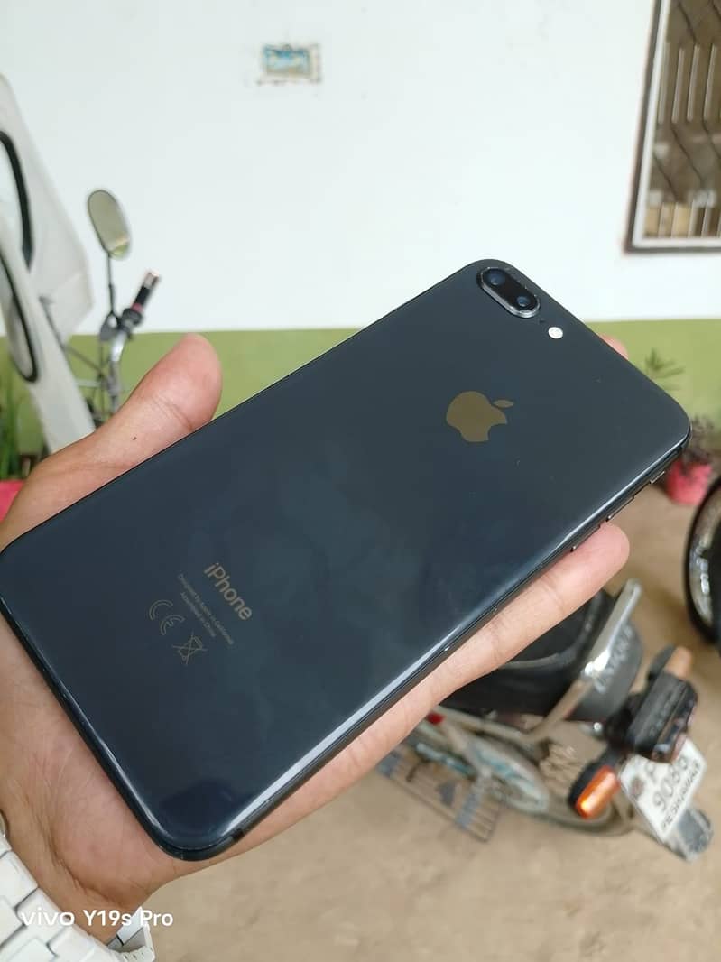 Apple iPhone 8 Plus 3
