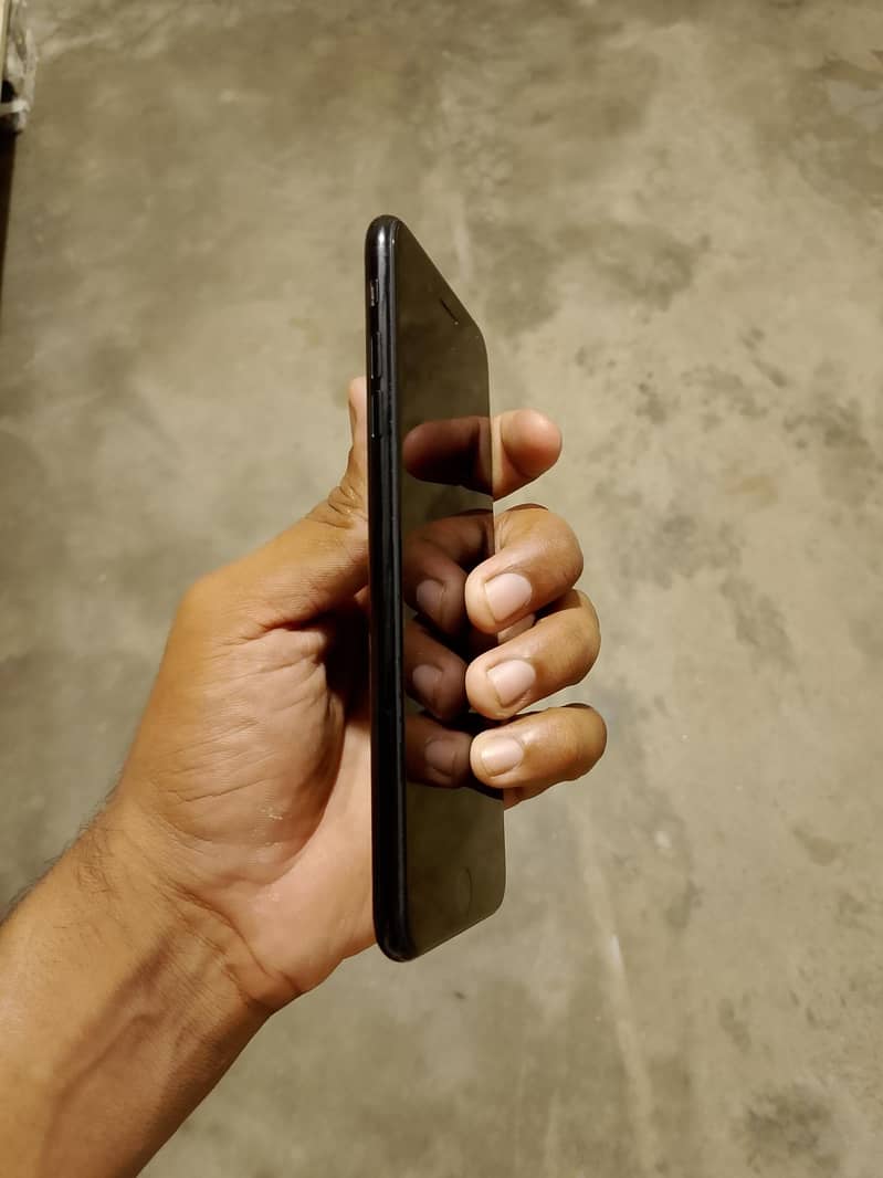 Apple iPhone 7 Plus 2